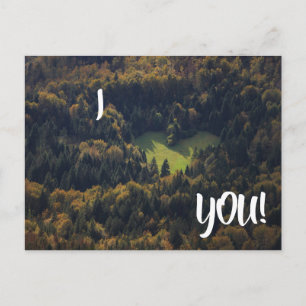 Postale Je t'aime carte en forme de coeur dans la forêt