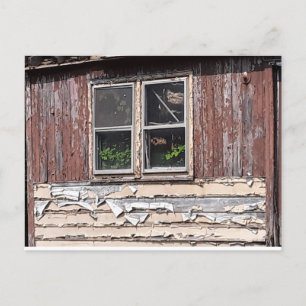 Postale maison abandonnée avec fleurs à la fenêtre carte p