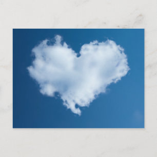 Postale Nuage en forme de coeur dans la carte de ciel bleu
