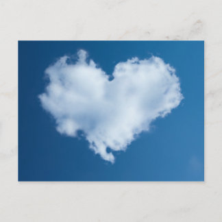 Postale Nuage en forme de coeur dans la carte de ciel bleu