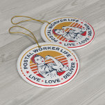 Postarbeiter Life Gag Post Office Coworker Keramik Ornament<br><div class="desc">Niedliches,  lustiges Postfachdesign mit dem Titel "Postal Worker Life - Live Liebe Deliver" Perfekt für einen Briefträger</div>