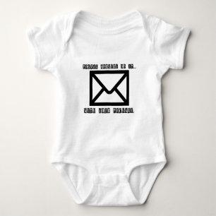 Postbedienstete machen es... mit Ihrem Paket. Baby Strampler