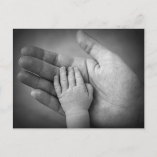 Postcard Baby Hand in Mütter Hand. Postkarte
