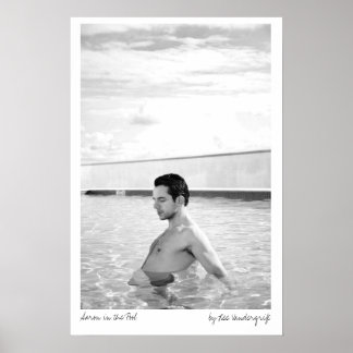 Poster Aaron dans la piscine
