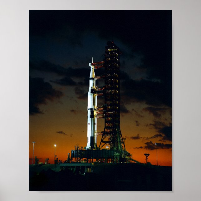 Poster Apollo 4 Saturn V Rocket sur Launchpad - 1967 (Devant)