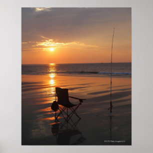 Poster Baguette de pêche et chaise au bord de l'océan au 