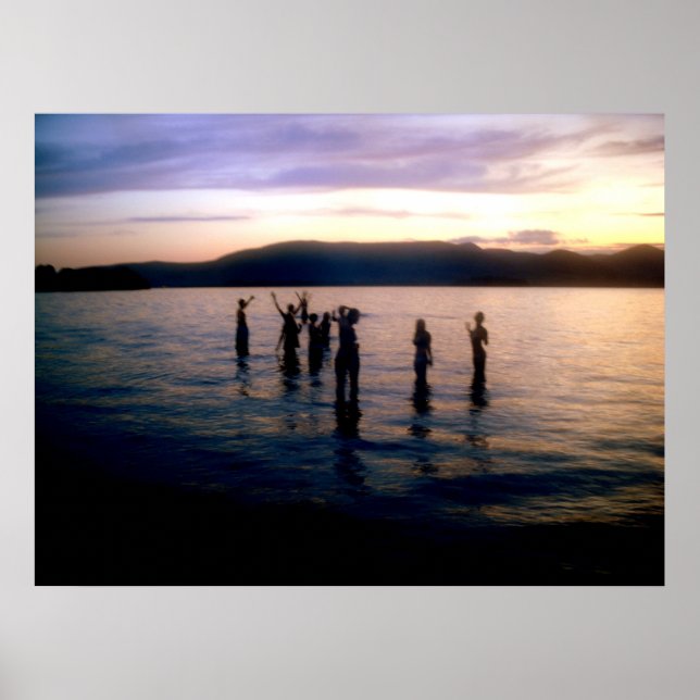 Poster Baignade adolescente au coucher du soleil (Devant)