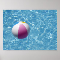 Bal de plage dans la piscine