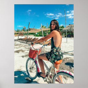 Poster Balade sur la plage esthétique - Femme à vélo au b