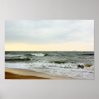 Poster Barcos y oleaje desde la orilla de la playa