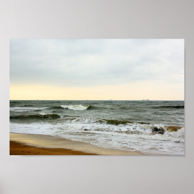 Poster Barcos y oleaje desde la orilla de la playa (Devant)