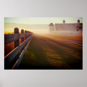 Poster Barrière brumeuse de la ferme   de matin au lever