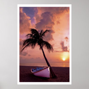 Poster Bateau sous Palm sur la plage au coucher du soleil