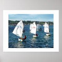 Bateaux optimistes qui naviguent sur la côte