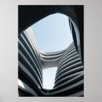 BÂTIMENT EN BÉTON BLANC ET NOIR SOUS LE CIEL BLEU