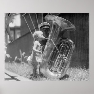 Poster Bébé jouant du tuba, 1923. Photo vintage