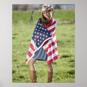 Poster Belle cow-girl enveloppée dans le drapeau