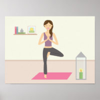 Belle femme faisant du yoga dans une pièce décorée