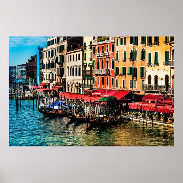 Poster Belle vue sur la rue de l'eau et bâtiments anciens (Devant)