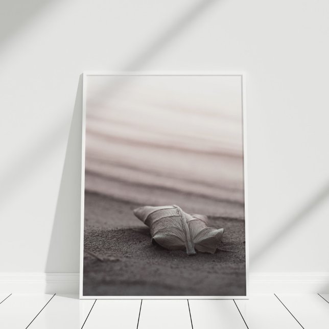 Poster Blush Beach avec feuille (Blush Beach with Leaf Poster in white frame.)
