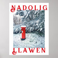 Boîte postale rouge traditionnelle et neige sur le