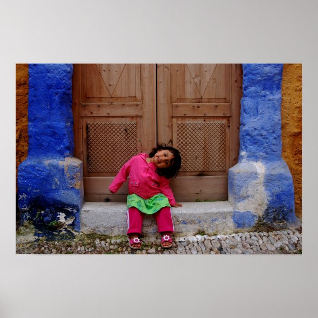 Poster Bonne fille entre des piliers bleus (Devant)