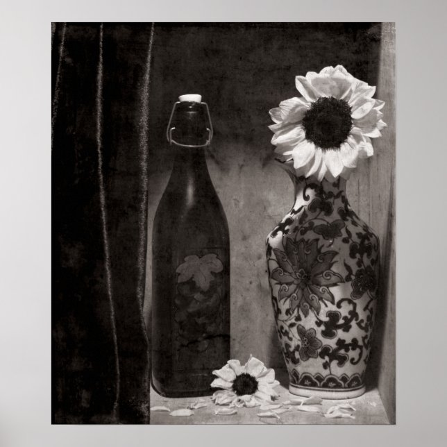 Poster Bouteille et vase de fleurs en noir et blanc (Devant)