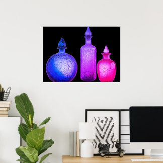 Poster Bouteilles de parfum en verre coloré sur un mur