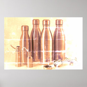 Poster Bouteilles d'eau en acier brun délavé sur un mur r