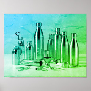 Poster Bouteilles d'eau en acier vert brillant sur un mur