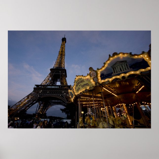 Poster Carrousel près de la Tour Eiffel le soir, (Devant)