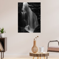 Cascade en noir et blanc à longue exposition