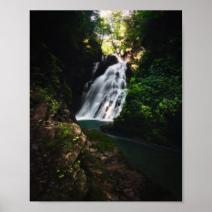 Poster Cascade époustouflante Šum dans une forêt magique