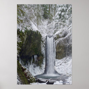 Poster Cascade floue Entourée d'une forêt de neige