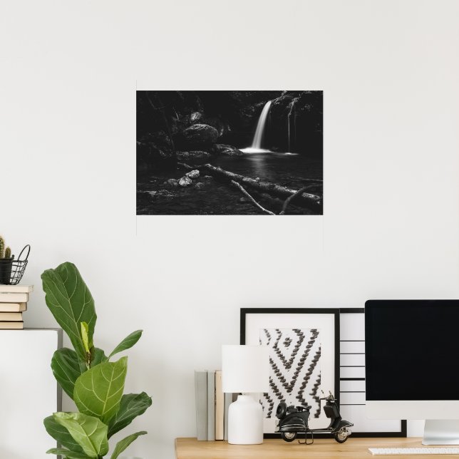 Poster Cascade minimaliste derrière arbre cassé en noir (Bureau à domicile)