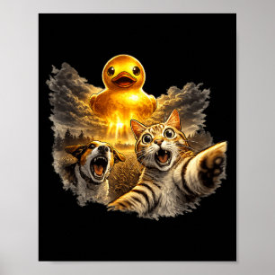 Poster Chat et chien effrayés par un canard en caoutchouc