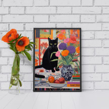 Chat noir sur la table avec livres fleurs fruits