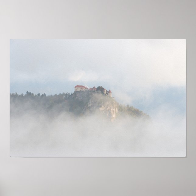 Poster Château de chaume entouré de nuages (Devant)