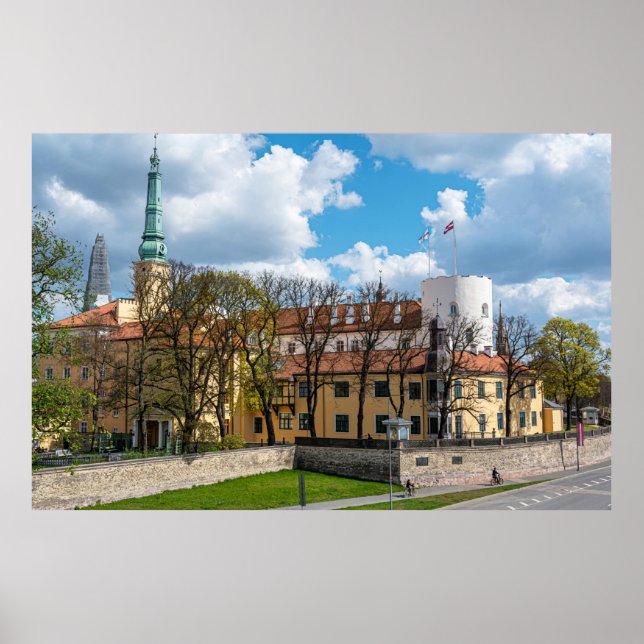 Poster Château de Riga pendant la journée ensoleillée à R (Devant)