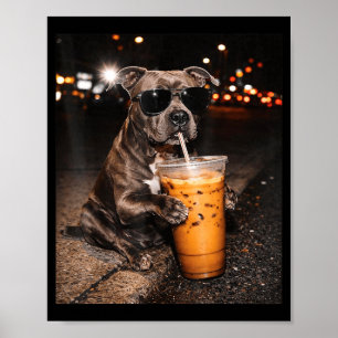 Poster Chien Pitbull Buvant un Café Glacé avec des Lunett