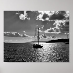 Poster Ciel dramatique cool au-dessus du yacht sur la mer