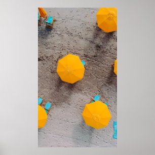 Poster Cinq parapluies jaunes sur le sable en journée