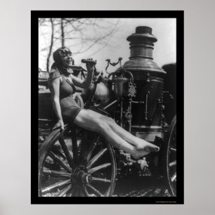 Poster Cirque Lady assise sur un moteur à incendie 1924