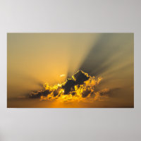 Coucher de soleil d'or illumine un nuage
