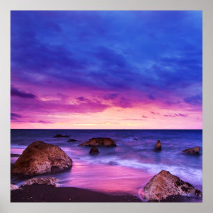 Poster Coucher de soleil paisible sur la plage avec roche