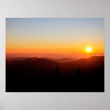 Coucher de soleil romantique orange en montagne