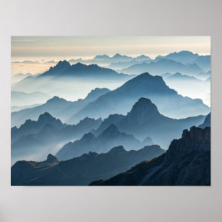 Poster Couches de sérénité : Monts Foggy à l'aube