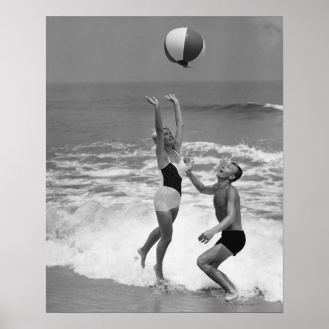 Poster Couple jouant avec un Beachball (Devant)