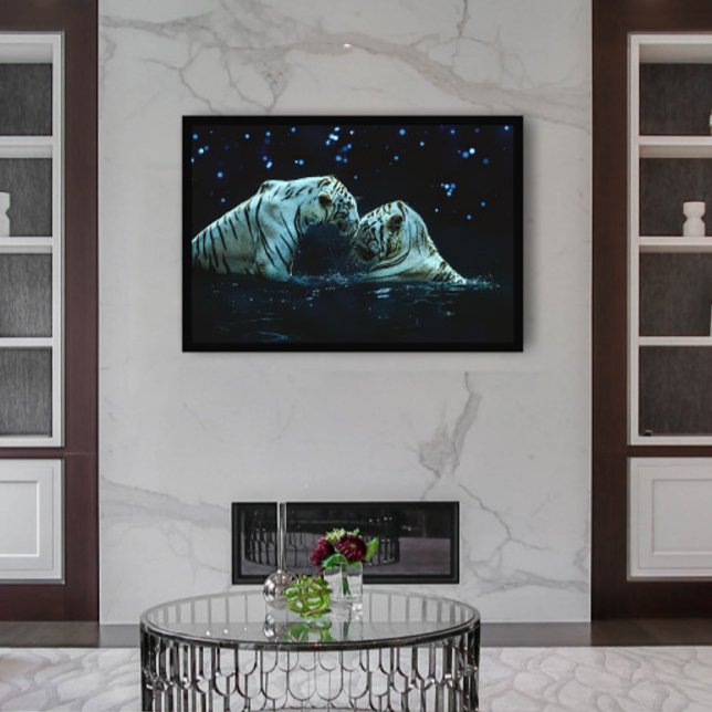 Poster Couple romantique de tigre blanc dans l'eau la nui (Créateur téléchargé)