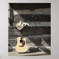 Cowboy casquette sur guitare s'appuie sur le cabin